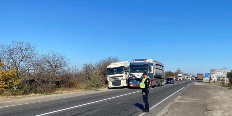 На трасі Одеса-Рені перевіряють фури та вантажівки: причина