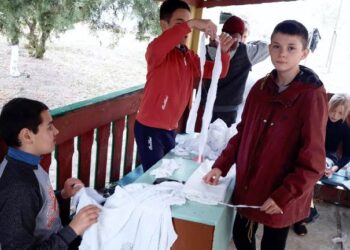 УЧНІ ПРЯМОБАЛКІВСЬКОГО ЛІЦЕЮ АРЦИЗЬКОЇ ГРОМАДИ ПЛЕТУТЬ ЗИМОВІ МАСКУВАЛЬНІ СІТКИ ДЛЯ ЗАХИСНИКІВ