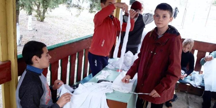 УЧНІ ПРЯМОБАЛКІВСЬКОГО ЛІЦЕЮ АРЦИЗЬКОЇ ГРОМАДИ ПЛЕТУТЬ ЗИМОВІ МАСКУВАЛЬНІ СІТКИ ДЛЯ ЗАХИСНИКІВ