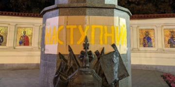 В Одессе взялись за памятник Суворову: теперь надписи пишут на нем
