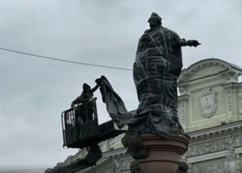 За двойным забором и в черной пленке: как сейчас выглядит памятник Екатерине ІІ