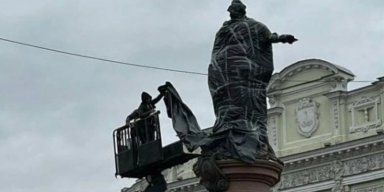 За двойным забором и в черной пленке: как сейчас выглядит памятник Екатерине ІІ