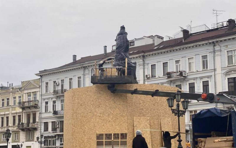 За двойным забором и в черной пленке: как сейчас выглядит памятник Екатерине ІІ