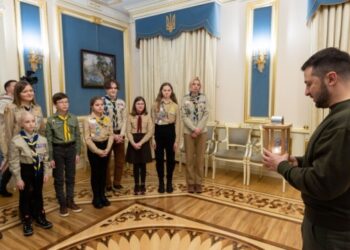 Пластуни передали Зеленському Вифлеємський вогонь миру