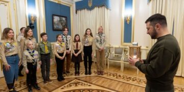 Пластуни передали Зеленському Вифлеємський вогонь миру