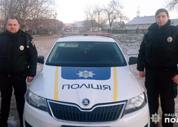 На Хмельниччині поліцейські врятували пенсіонерку, на яку напав мисливський собака | Кримінальні новини