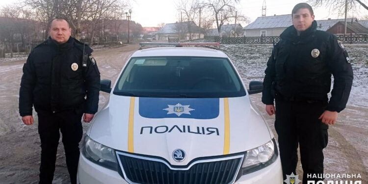 На Хмельниччині поліцейські врятували пенсіонерку, на яку напав мисливський собака | Кримінальні новини