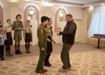 Пластуни передали Залужному Вифлеємський вогонь миру