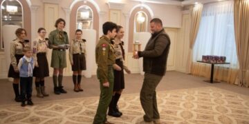 Пластуни передали Залужному Вифлеємський вогонь миру