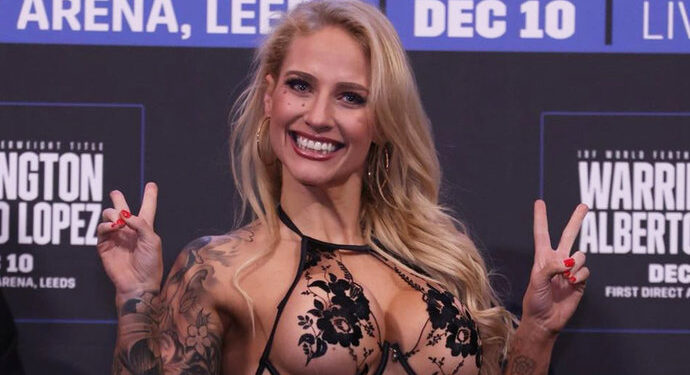 Учительница показала сексуальное белье перед боем. Эбани своё дело знает