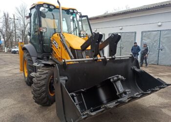 Арцизькі комунальники отримали від Проєкту USAID «Говерла» універсальний екскаватор-навантажувач