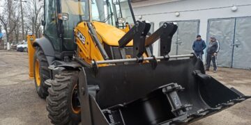 Арцизькі комунальники отримали від Проєкту USAID «Говерла» універсальний екскаватор-навантажувач