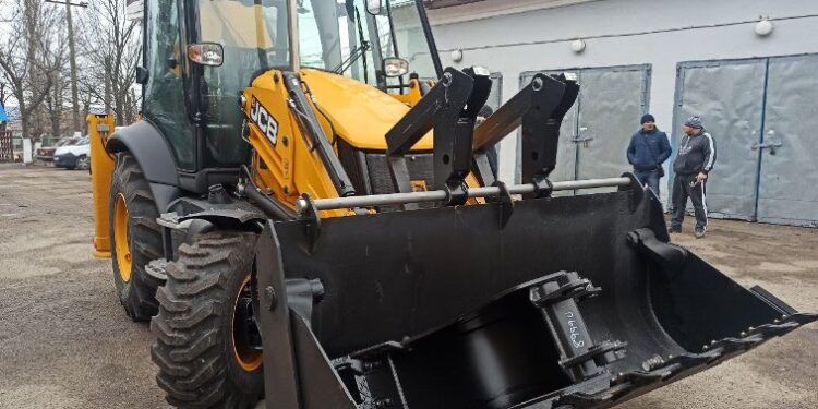 Арцизькі комунальники отримали від Проєкту USAID «Говерла» універсальний екскаватор-навантажувач