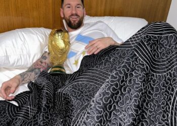 Лионель Месси опубликовал ФОТО с Кубком мира в постели (20 декабря 2022 г.) — Новости футбола