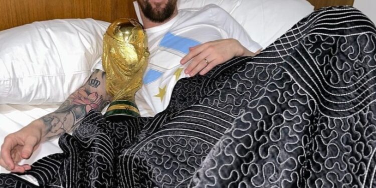 Лионель Месси опубликовал ФОТО с Кубком мира в постели (20 декабря 2022 г.) — Новости футбола