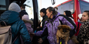 Лише 7% громадян готові виїхати з України на зиму — МОМ