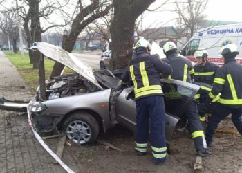 У Черкасах рятувальники деблокували з автомобіля тіло загиблого у ДТП пасажира | Кримінальні новини