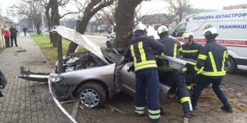 У Черкасах рятувальники деблокували з автомобіля тіло загиблого у ДТП пасажира | Кримінальні новини