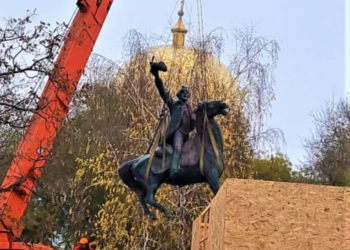 Фотофакт: сегодня в Измаиле переносили памятник русскому полководцу Александру Суворову — сняли его с постамента и увезли к месту последующего хранения