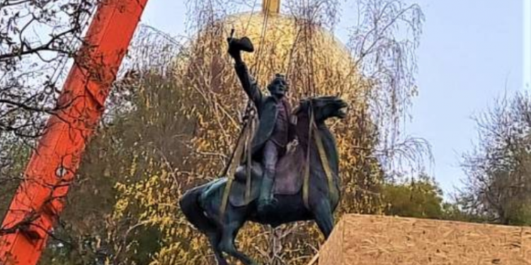 Фотофакт: сегодня в Измаиле переносили памятник русскому полководцу Александру Суворову — сняли его с постамента и увезли к месту последующего хранения