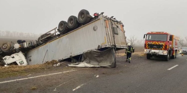 І знову велика аварія на трасі «Одеса-Рені» — перекинулася фура