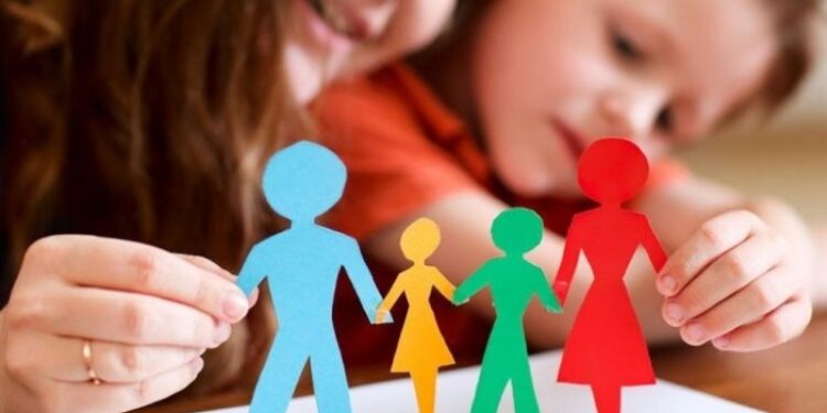 ЛЮДИ ОДНІЄЇ СІМ’Ї НЕ ОБОВ’ЯЗКОВО  НАРОДЖУЮТЬСЯ ПІД ОДНИМ ДАХОМ