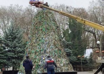 У прифронтовому Миколаєві на вулиці Соборній монтують новорічну ялику