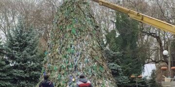 У прифронтовому Миколаєві на вулиці Соборній монтують новорічну ялику
