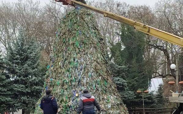 У прифронтовому Миколаєві на вулиці Соборній монтують новорічну ялику