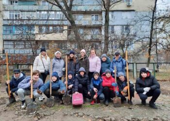 УЧНІ АРЦИЗЬКИХ ЛІЦЕЇВ ВИСАДИЛИ КВІТИ «ПЕРЕМОГИ» НА ШКІЛЬНИХ ПОДВІР’ЯХ