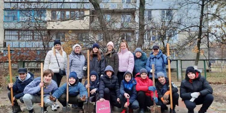 УЧНІ АРЦИЗЬКИХ ЛІЦЕЇВ ВИСАДИЛИ КВІТИ «ПЕРЕМОГИ» НА ШКІЛЬНИХ ПОДВІР’ЯХ