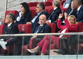 Трансляторам ЧМ-2022 приказывали показывать Инфантино минимум раз за матч, но кроме кадров, когда тот смотрел в телефон (14 января 2023 г.) — Новости футбола