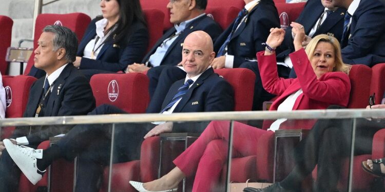 Трансляторам ЧМ-2022 приказывали показывать Инфантино минимум раз за матч, но кроме кадров, когда тот смотрел в телефон (14 января 2023 г.) — Новости футбола