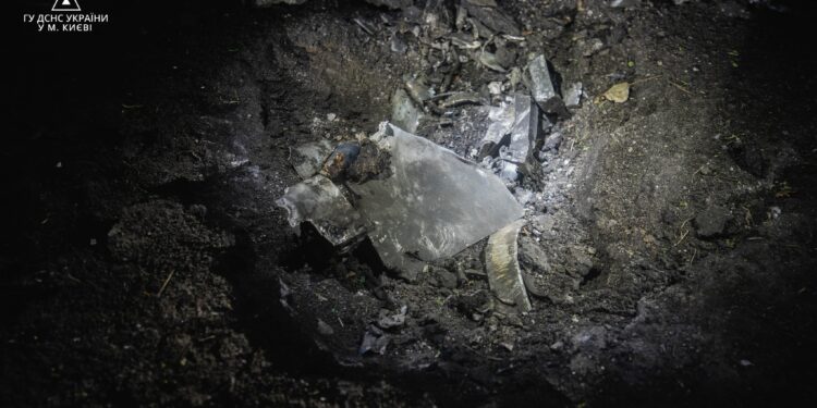 ДНС повідомила власну інформацію щодо постраждалого внаслідок нічної атаки на Київ. ФОТО | Кримінальні новини