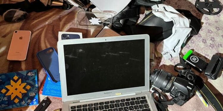 На Закарпатті поліцейські затримали поплічника подружжя інтернет-шахраїв. ФОТО | Кримінальні новини