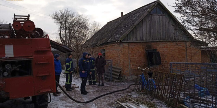 На Полтавщині рятувальники під час ліквідації пожежі натрапили на тіло людини  | Кримінальні новини