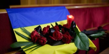 У Києві розпочалася церемонія прощання із загиблим у Броварах керівництвом МВС