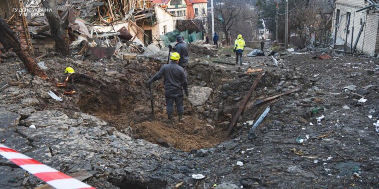 ДНС Києва виклала власні дані щодо наслідків ракетного удару по Києв. ФОТО | Кримінальні новини
