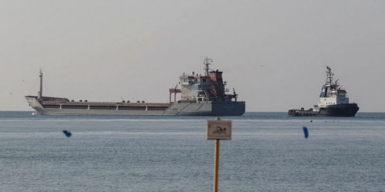 Два турецких судна пострадали от взрывов в порту Херсона