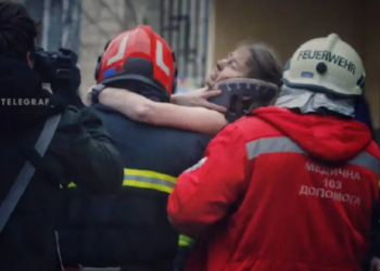 Еще одна спасенная жизнь: из-под завалов дома в Днепре достали женщину