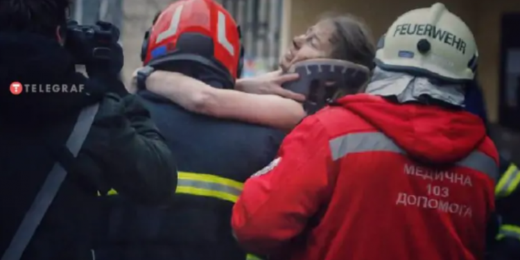 Еще одна спасенная жизнь: из-под завалов дома в Днепре достали женщину