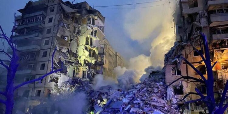 Кількість загиблих унаслідок російського ракетного удару по житловому будинку в Дніпрі зросла до 21 людини