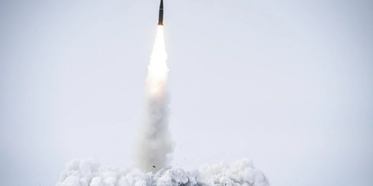 Масований ракетний удар по Україні: в деяких областях є влучання