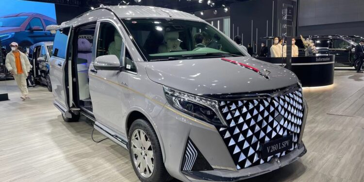 Mercedes-Benz V-класса в китайском тюнинге: гигантский «гриль», красное знамя и мрамор — АВТО НОВОСТИ
