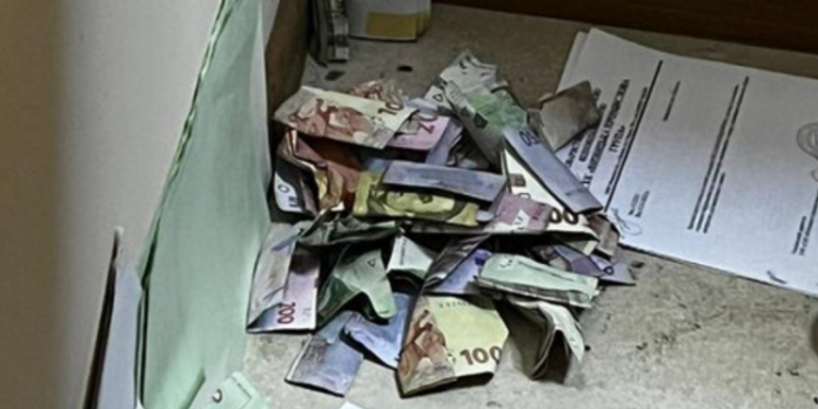 На одеській митниці без хабарів не пропускали в україну навіть генератори: гроші ховали у туалеті