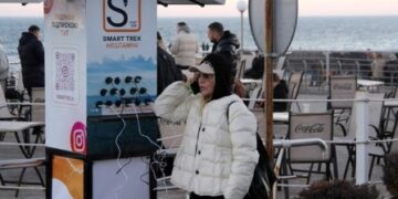 На популярному одеському пляжі з’явилася станція для заряджання телефонів | Надзвичайні події Одесса та область