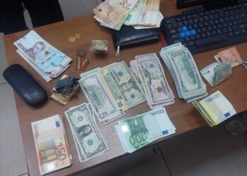 Прикордонники в поромному пункті пропуску «Орлівка» виявили у подружжя старовинні монети та медалі часів СРСР