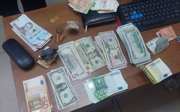 Прикордонники в поромному пункті пропуску «Орлівка» виявили у подружжя старовинні монети та медалі часів СРСР