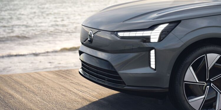 Volvo готовит новинку: известна дата презентации компактного кроссовера — АВТО НОВОСТИ