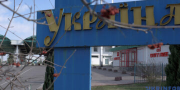 МВС нагадало правила виїзду за кордон дітей до 16 років